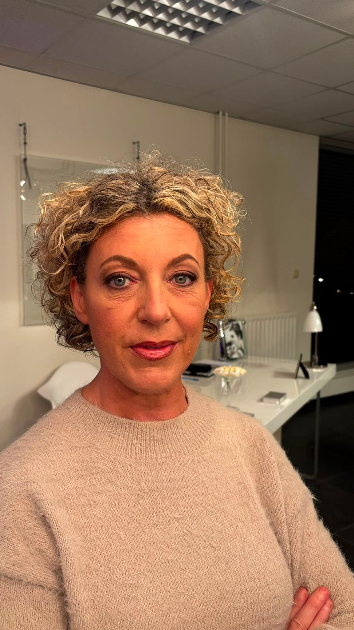 Klant met korte blonde krullen, na de behandeling