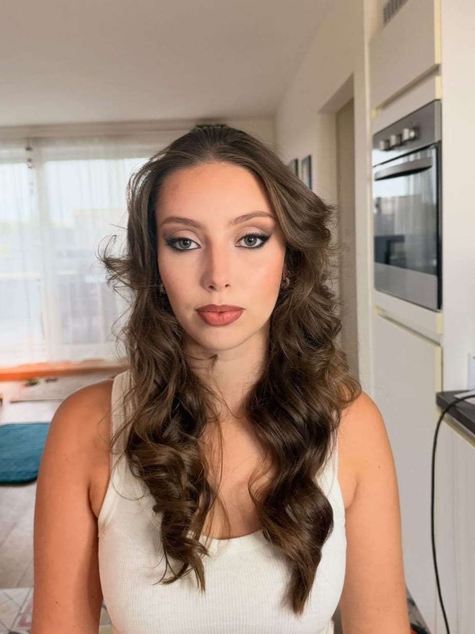 Model met lang bruin haar, na de behandeling