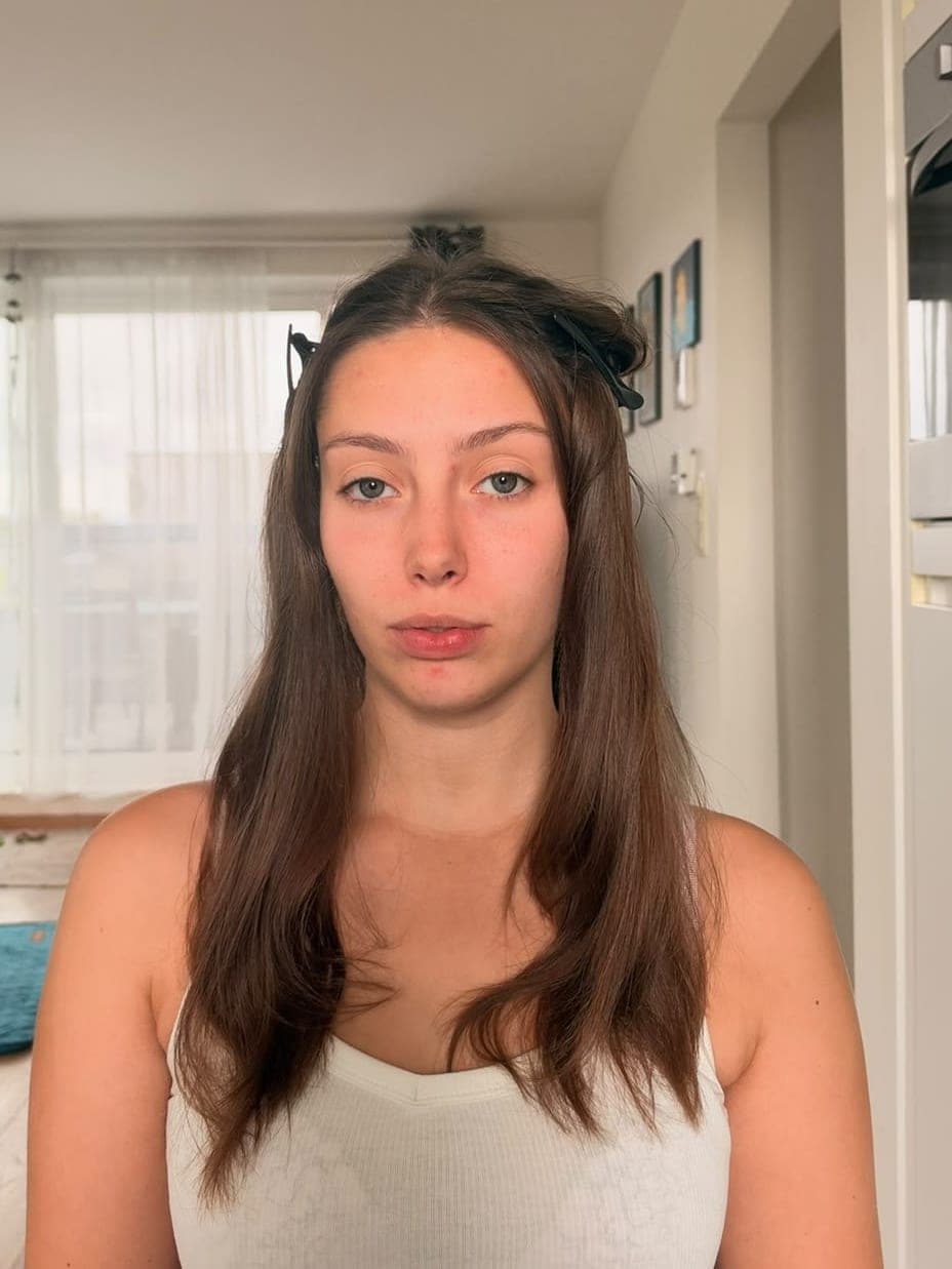 Model met lang bruin haar, voor de behandeling