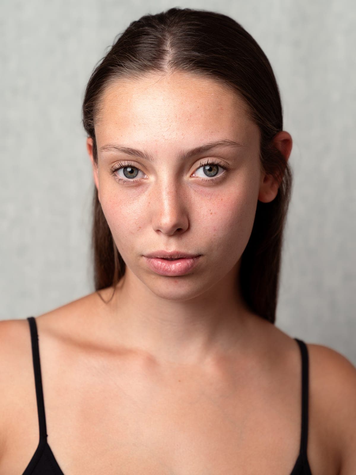 Model met lang, steil bruin haar, voor de behandeling