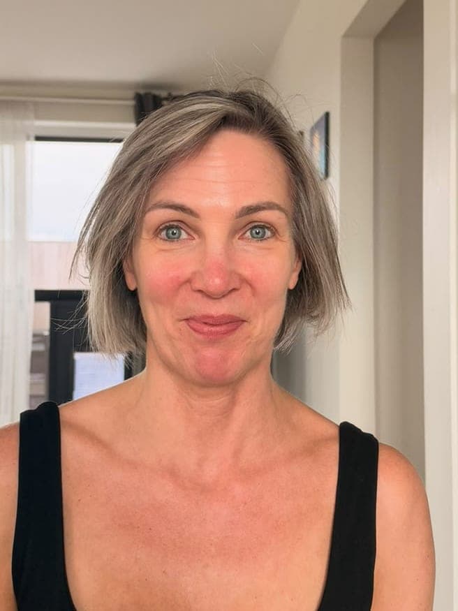 Klant met een grijsblonde bob, voor de behandeling